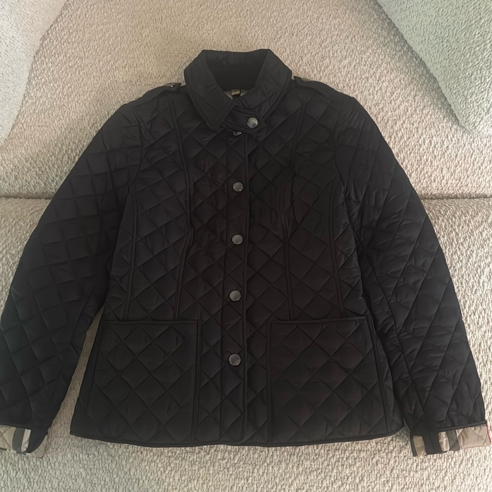 Burberry
diamond-quilted thermoregulated jacket!